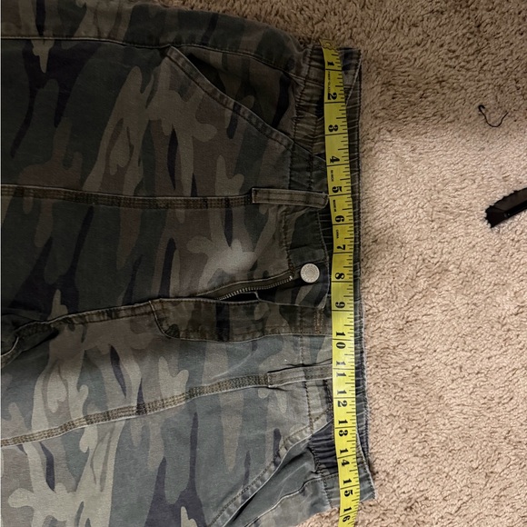 Forever 21 Camouflage Cargo Jeans - Picture 4 of 5